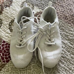 Size 6.5 white tennis 🎾 sneaker.